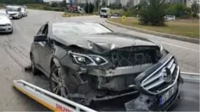 Kavşakta iki otomobil çarpıştı: 1 yaralı Kavşakta iki otomobil çarpıştı: 1 yaralı