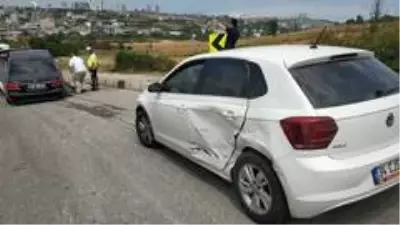 Kavşakta iki otomobil çarpıştı: 1 yaralı Kavşakta iki otomobil çarpıştı: 1 yaralı