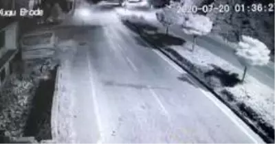 Kontrolden çıkan araç kaza yaptı: 3 ölü 1 ağır yaralı Kontrolden çıkan araç kaza yaptı: 3 ölü 1 ağır yaralı
