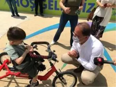 Küçük Efe özel bisikletine kavuştu Küçük Efe özel bisikletine kavuştu