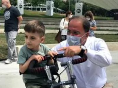 Küçük Efe özel bisikletine kavuştu Küçük Efe özel bisikletine kavuştu