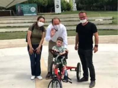 Küçük Efe özel bisikletine kavuştu Küçük Efe özel bisikletine kavuştu