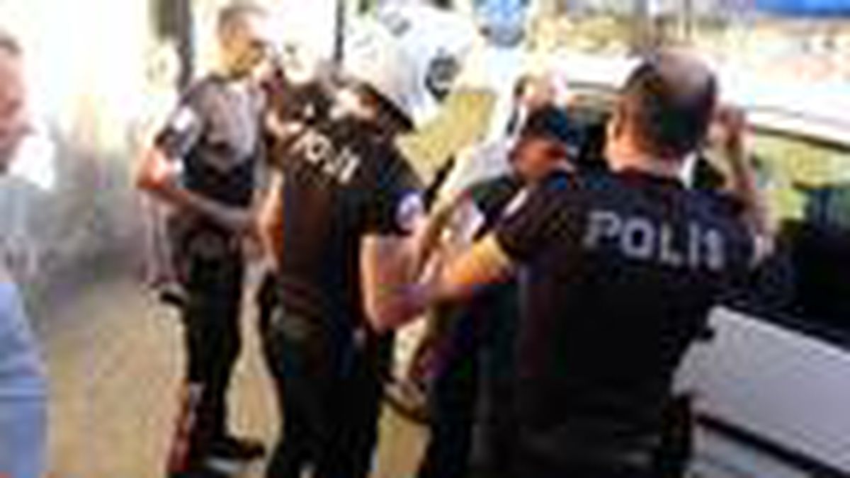 Mendil satan iki kardeş polislere saldırdı