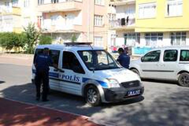 Bıçaklanan bir kişi, çarşafa sarılarak parka bırakıldı