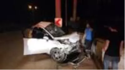 Otomobil beton direğe çarptı; 3 ölü, 1 ağır yaralı Otomobil beton direğe çarptı; 3 ölü, 1 ağır yaralı