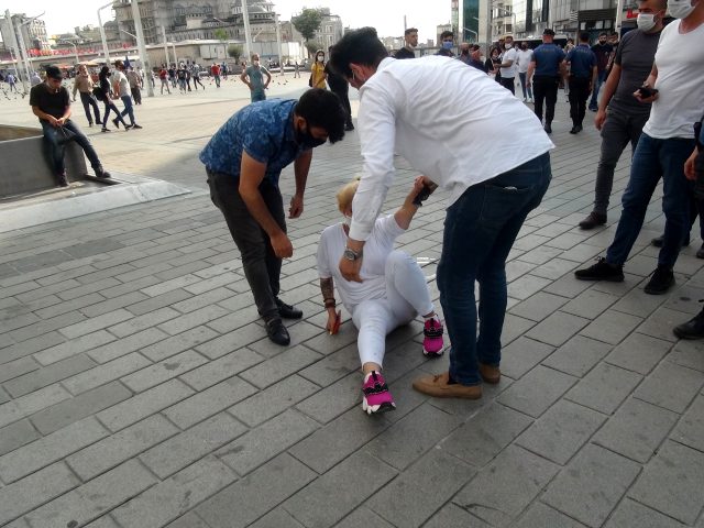 Taksim'de 2 erkek bir kadını tekme tokat darp etti