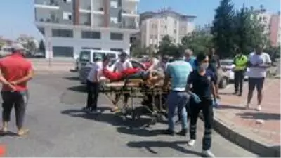 Ticari araca çarpmamak için motosikletini devirdi: 2 yaralı Ticari araca çarpmamak için motosikletini devirdi: 2 yaralı