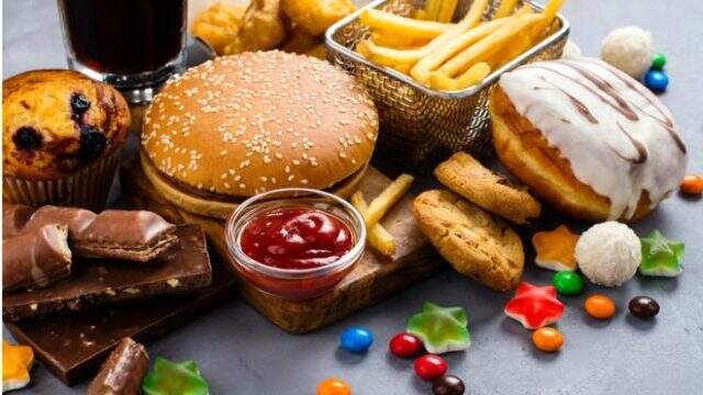 Uzmanlardan obezite uyarısı: Abur cubura tütün ürünleri gibi katı düzenlemeler getirilmeli