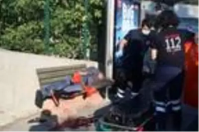 Bacağından vurulan kişi, yaralı halde 1 km yürüdükten sonra durakta yığıldı kaldı Bacağından vurulan kişi, yaralı halde 1 km yürüdükten sonra durakta yığıldı kaldı