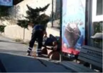 Bacağından vurulan kişi, yaralı halde 1 km yürüdükten sonra durakta yığıldı kaldı Bacağından vurulan kişi, yaralı halde 1 km yürüdükten sonra durakta yığıldı kaldı