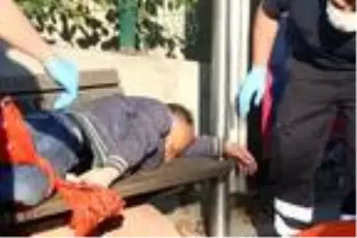 Bacağından vurulan kişi, yaralı halde 1 km yürüdükten sonra durakta yığıldı kaldı Bacağından vurulan kişi, yaralı halde 1 km yürüdükten sonra durakta yığıldı kaldı