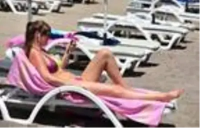 Tatilciler uygun fiyatı ile dikkat çeken su altı telefon kılıflarına yoğun ilgi gösteriyor Tatilciler uygun fiyatı ile dikkat çeken su altı telefon kılıflarına yoğun ilgi gösteriyor