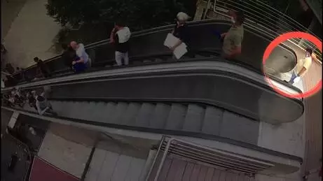 Yürüyen merdivendeki sorumsuz hareket, güvenlik kameralarına takıldı Yürüyen merdivendeki sorumsuz hareket, güvenlik kameralarına takıldı
