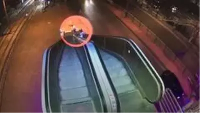 Yürüyen merdivenlerin çalışmamasının nedenini güvenlik kameraları ortaya çıkarttı Yürüyen merdivenlerin çalışmamasının nedenini güvenlik kameraları ortaya çıkarttı