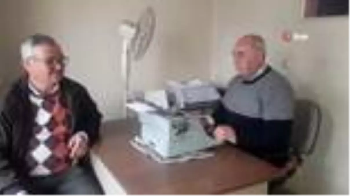 71 yaşındaki emekli zabıt katibi daktiloyla arzuhalcilik yapıyor