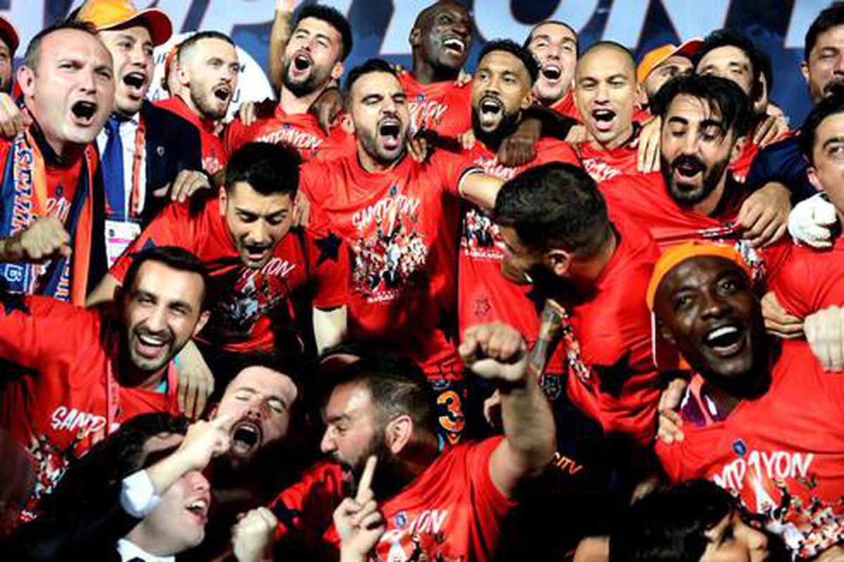 Başakşehir'in Edin Visca için yaptığı heykel paylaşımı taraftarı heyecanlandırdı