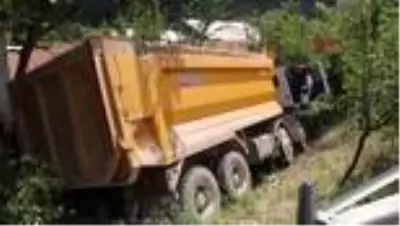 BOLU Fenalaşan kamyon sürücüsü kaza yapıp öldü BOLU Fenalaşan kamyon sürücüsü kaza yapıp öldü