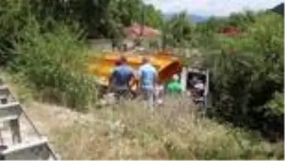 BOLU Fenalaşan kamyon sürücüsü kaza yapıp öldü BOLU Fenalaşan kamyon sürücüsü kaza yapıp öldü