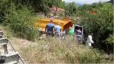 BOLU Fenalaşan kamyon sürücüsü kaza yapıp öldü BOLU Fenalaşan kamyon sürücüsü kaza yapıp öldü