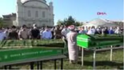BURSA Pompalı tüfekle öldürülen baba oğul, toprağa verildi BURSA Pompalı tüfekle öldürülen baba oğul, toprağa verildi