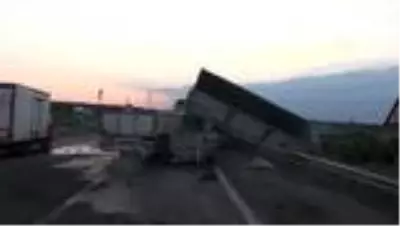 Çerkezköy'de iki tırın çarpıştığı kazada 1 kişi yaralandı Çerkezköy'de iki tırın çarpıştığı kazada 1 kişi yaralandı