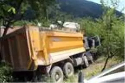 Direksiyonda fenalaşan kamyon şoförü öldü Direksiyonda fenalaşan kamyon şoförü öldü