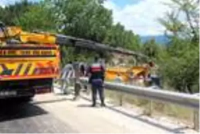 Direksiyonda fenalaşan kamyon şoförü öldü Direksiyonda fenalaşan kamyon şoförü öldü