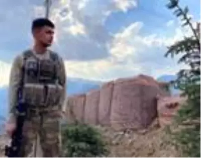 Düğünü yapılması planlanan okul bahçesinde şehide cenaze töreni düzenlendi Düğünü yapılması planlanan okul bahçesinde şehide cenaze töreni düzenlendi