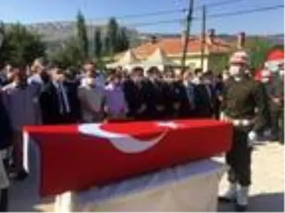 Düğünü yapılması planlanan okul bahçesinde şehide cenaze töreni düzenlendi Düğünü yapılması planlanan okul bahçesinde şehide cenaze töreni düzenlendi