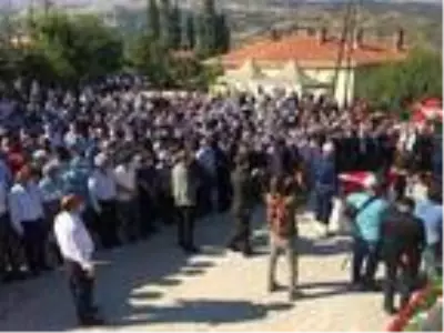 Düğünü yapılması planlanan okul bahçesinde şehide cenaze töreni düzenlendi Düğünü yapılması planlanan okul bahçesinde şehide cenaze töreni düzenlendi