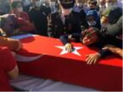 Düğünü yapılması planlanan okul bahçesinde şehide cenaze töreni düzenlendi Düğünü yapılması planlanan okul bahçesinde şehide cenaze töreni düzenlendi