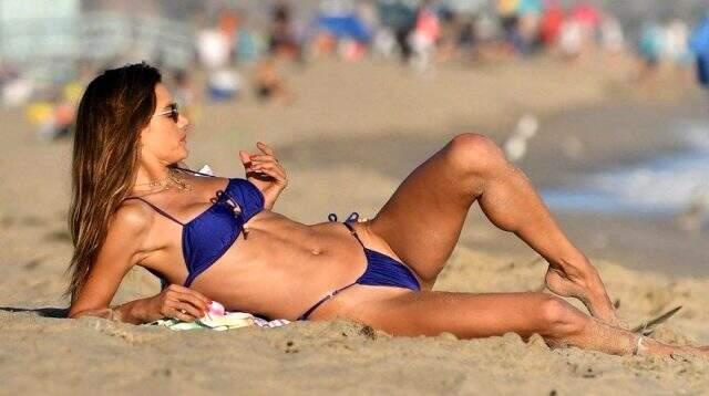 Dünyaca ünlü model Alessandra Ambrosio, mor bikinisiyle göz kamaştırıyor