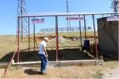 Elektrik faturalarından kurtulmak için evinin bahçesine güneş panelleri kurdu Elektrik faturalarından kurtulmak için evinin bahçesine güneş panelleri kurdu