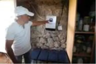 Elektrik faturalarından kurtulmak için evinin bahçesine güneş panelleri kurdu Elektrik faturalarından kurtulmak için evinin bahçesine güneş panelleri kurdu