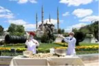 Fatih Sultan Mehmet'in doğduğu şehirden, Ayasofya açılışına 1453 kilo helva Fatih Sultan Mehmet'in doğduğu şehirden, Ayasofya açılışına 1453 kilo helva