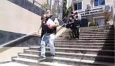 Hırsızlık şüphelilerinden adliyeye yolunda ilginç söz Hırsızlık şüphelilerinden adliyeye yolunda ilginç söz