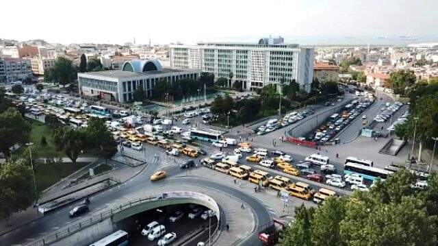 İstanbul'daki taksi dolmuşçular, eylem için araçlarını İBB önüne çekti
