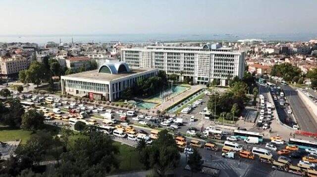 İstanbul'daki taksi dolmuşçular, eylem için araçlarını İBB önüne çekti