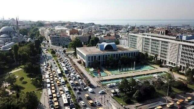 İstanbul'daki taksi dolmuşçular, eylem için araçlarını İBB önüne çekti