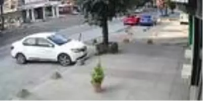 Son dakika... Kimseye aldırmadan hırsızlığa devam eden şüpheliler kamerada Son dakika... Kimseye aldırmadan hırsızlığa devam eden şüpheliler kamerada