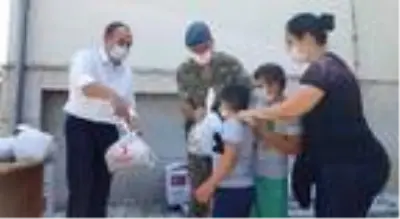 Mehmetçik'ten Kosovalı ihtiyaç sahibi halka yardım eli Mehmetçik'ten Kosovalı ihtiyaç sahibi halka yardım eli
