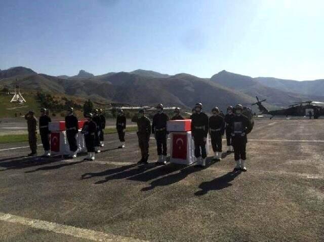 Şehitlerimize son görev! Hakkari'de şehit olan 2 şehidimiz son yolculuğuna uğurlanıyor Şehitlerimize son görev! Hakkari'de şehit olan 2 şehidimiz son yolculuğuna uğurlanıyor