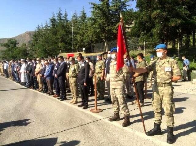 Şehitlerimize son görev! Hakkari'de şehit olan 2 şehidimiz son yolculuğuna uğurlanıyor Şehitlerimize son görev! Hakkari'de şehit olan 2 şehidimiz son yolculuğuna uğurlanıyor