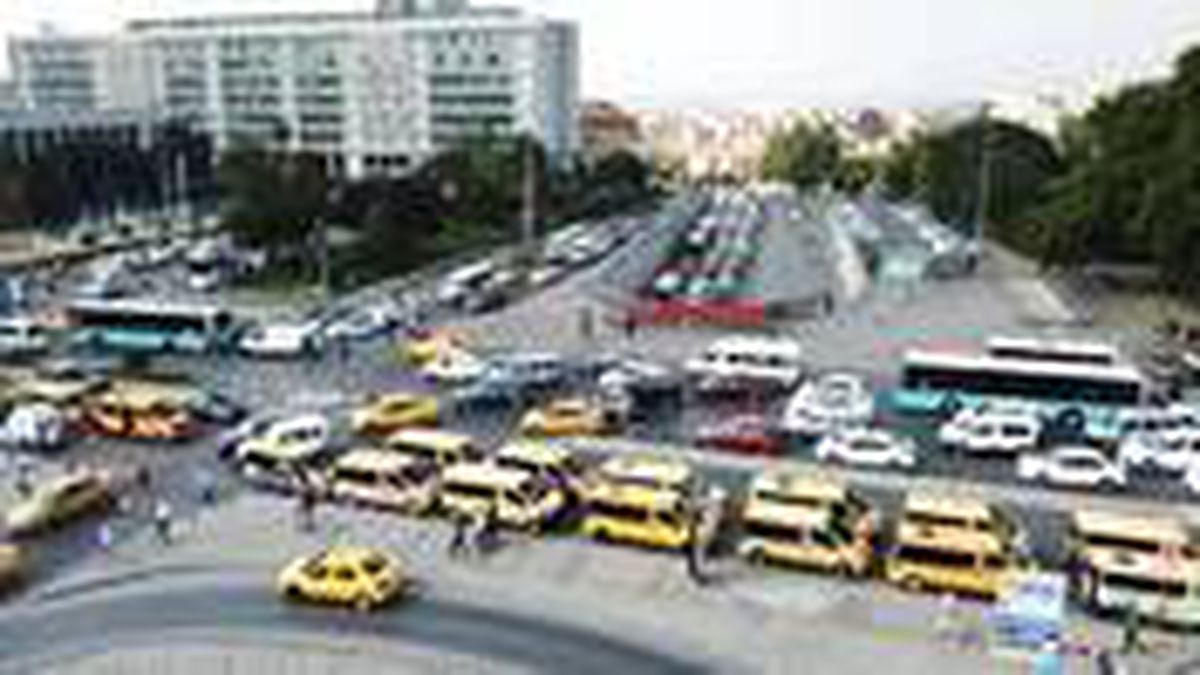 İstanbul'daki taksi dolmuşçular, eylem için araçlarını İBB önüne çekti
