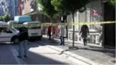 Zeytinburnu'nda sokak ortasında silahlı saldırı! Biri çocuk iki kişi yaralandı Zeytinburnu'nda sokak ortasında silahlı saldırı! Biri çocuk iki kişi yaralandı