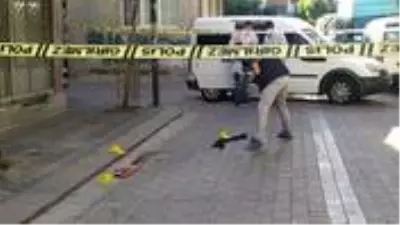 Zeytinburnu'nda sokak ortasında silahlı saldırı! Biri çocuk iki kişi yaralandı Zeytinburnu'nda sokak ortasında silahlı saldırı! Biri çocuk iki kişi yaralandı