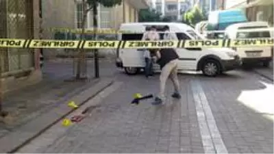 Zeytinburnu'nda sokak ortasında yaşları küçük iki kişi vuruldu Zeytinburnu'nda sokak ortasında yaşları küçük iki kişi vuruldu
