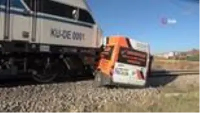 Akaryakıt yüklü tren minibüse çarptı: İki kişi canını son anda kurtardı Akaryakıt yüklü tren minibüse çarptı: İki kişi canını son anda kurtardı