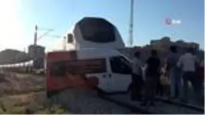 Akaryakıt yüklü tren minibüse çarptı: İki kişi canını son anda kurtardı Akaryakıt yüklü tren minibüse çarptı: İki kişi canını son anda kurtardı