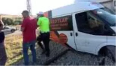 Akaryakıt yüklü tren minibüse çarptı: İki kişi canını son anda kurtardı Akaryakıt yüklü tren minibüse çarptı: İki kişi canını son anda kurtardı